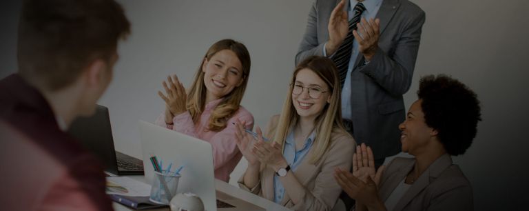 Geo-Plus Eğitim ekibi kursları bitirdikten sonra hep birlikte alkışlıyor